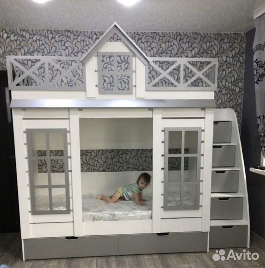 Кровать двухьярусная