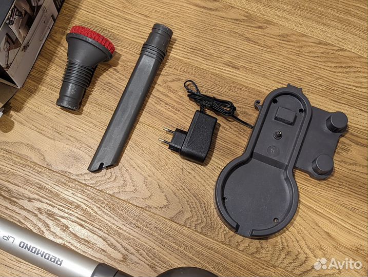 Беспроводной вертикальный пылесос Redmond RV-UR356