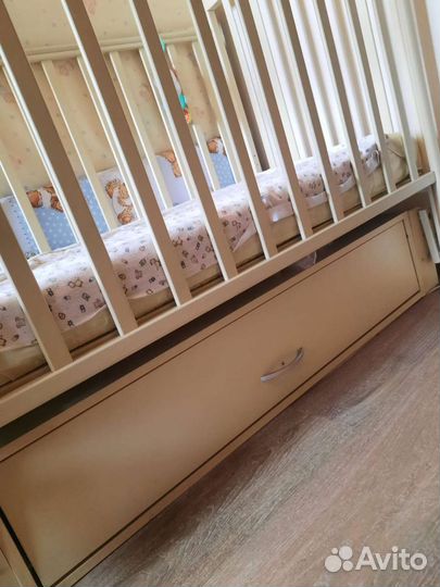 Детская кроватка с маятником