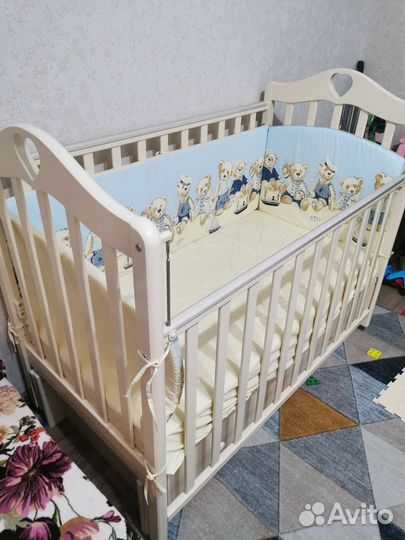 Детская кроватка с маятником и ящиком