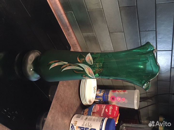 Ваза темно зеленого стекла с росписью