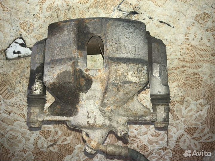 Суппорт тормозной передний правый Toyota Vista