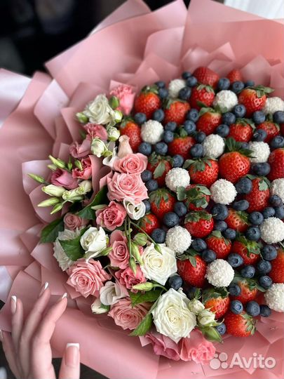 Клубника в шоколаде с цветами букеты Грозный