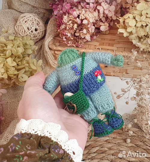 Вязаная Лягушка в голубом костюме и ботиночках