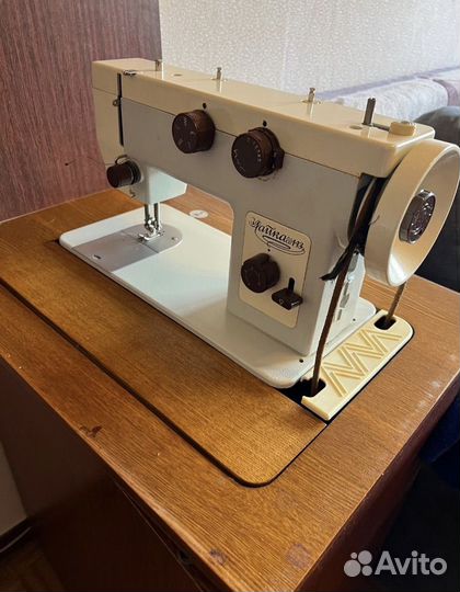 Швейная машинка Чайка 143