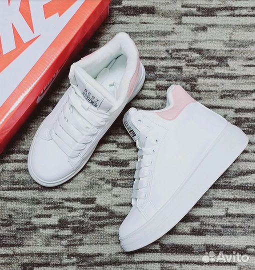 Кроссовки женские