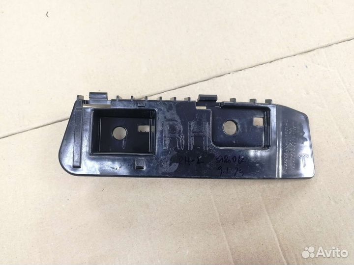 Кронштейн крепления фонаря правый на Tesla Model 3