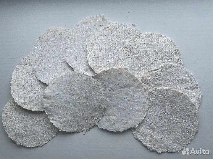 Мастер по созданию бумаги ручного литья