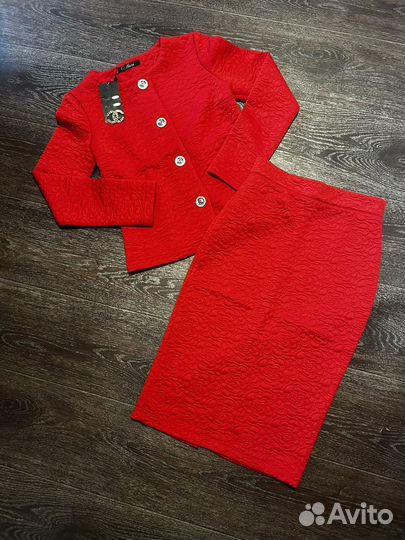 Костюм с юбкой новый. Размер 40-42