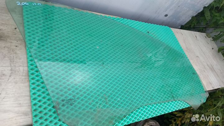 Стекло двери передней правой Peugeot 206