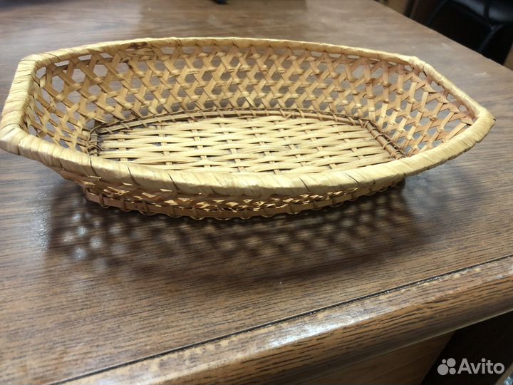 Два подноса плетеных овальных