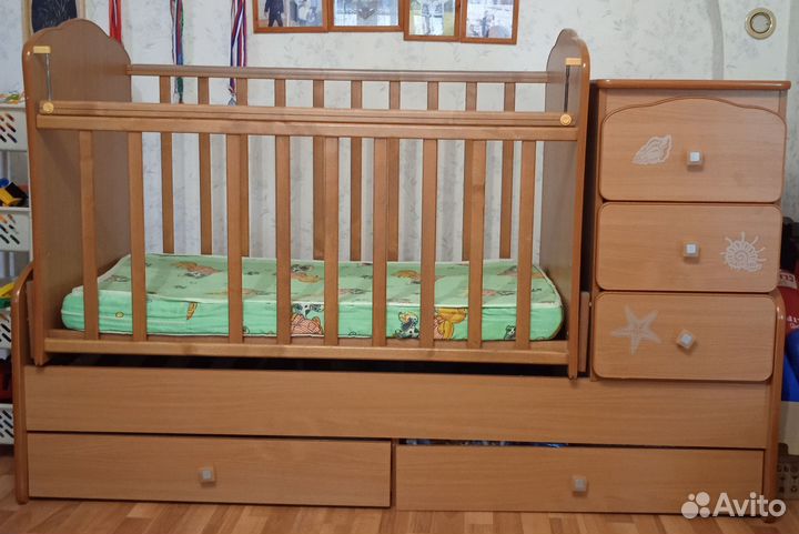 Детская кроватка с маятником