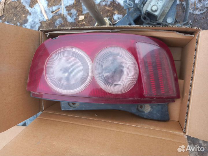 Фонарь задний левый и правый на Ниссан марч