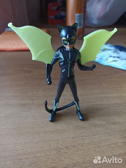 Игрушки из Киндер макси Леди Баг