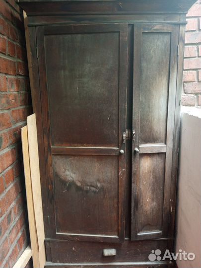 Старинный шкаф под реставрацию