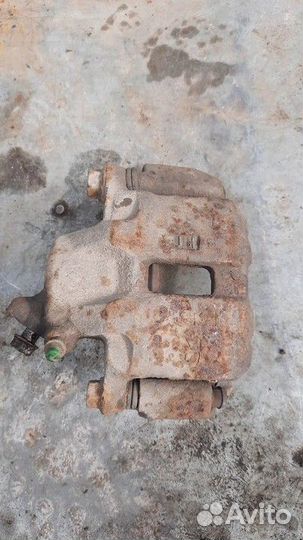 Суппорт передний правый Volkswagen Passat