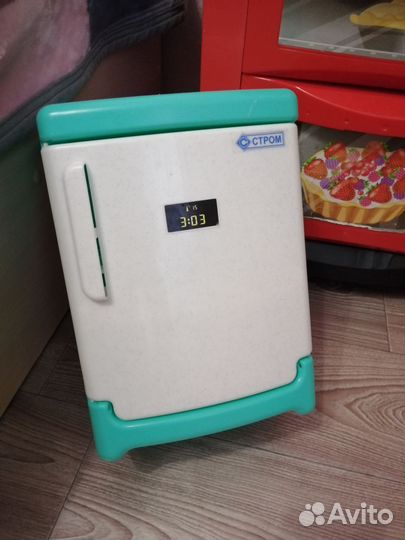 Детская кухня и холодильник