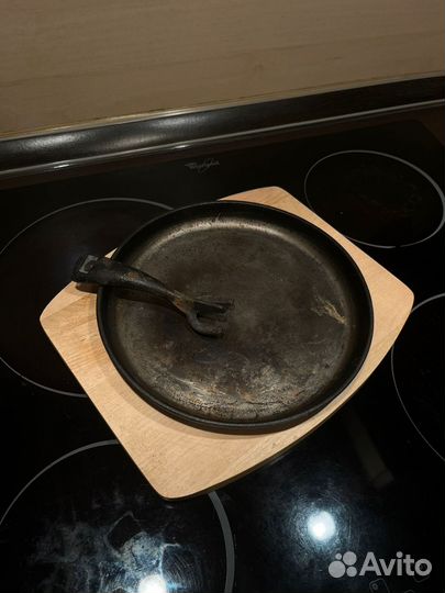 Чугунная сковорода с деревянной подставкой