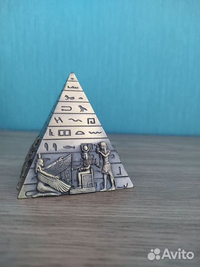 Фигурка статуэтка