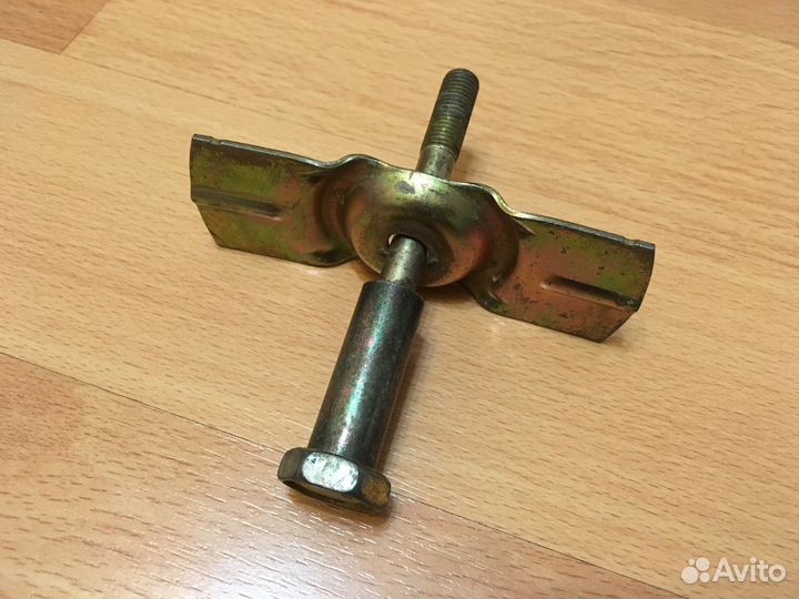 Mitsubishi Lancer 9 CS Болт запасного колеса