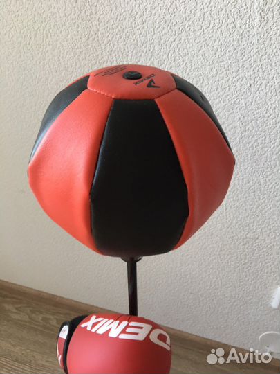 Боксерская груша и боксерские перчатки