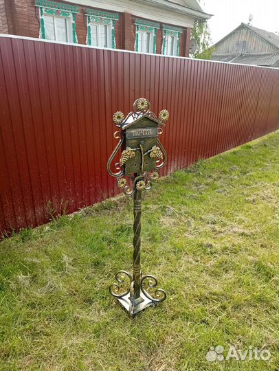 Ящик почтовый с элементами ковки