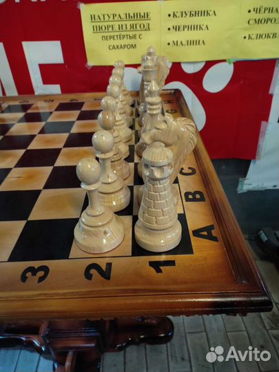 Стол с Шахматами