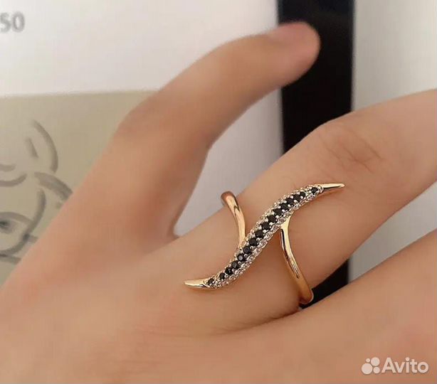 Кольцо с белыми и чёрными цирконами