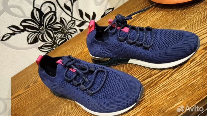 Продаю кроссовки