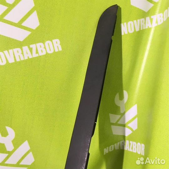 Накладка лобового стекла правая Форд Мондео 2