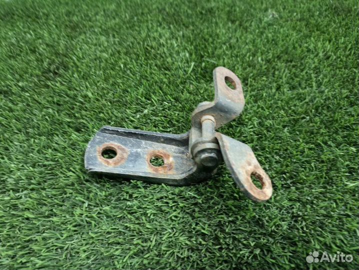 Петля двери нижняя передняя левая Geely Mk LG1