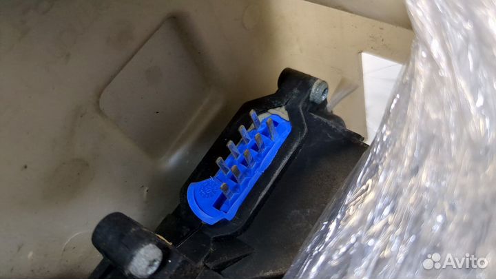 Замок двери правый передний Volkswagen Touareg