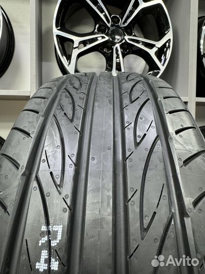 Yokohama Advan Fleva V701 245/35 R19 93W