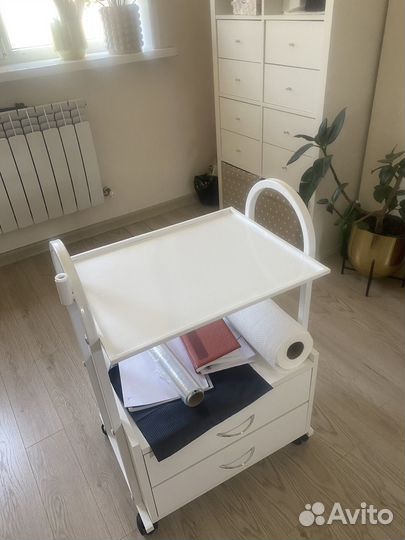 Медицинская тележка на колесиках