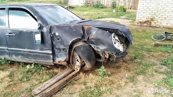 Mercedes-Benz E-класс 3.2 AT, 1997, битый, 350 000 км