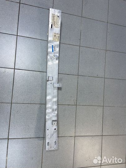 Усилитель переднего бампера Nissan Tiida (c11)