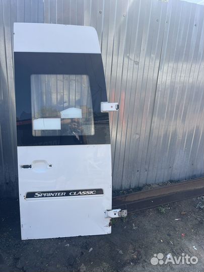 Задняя распашная левая дверь на Mercedes 909