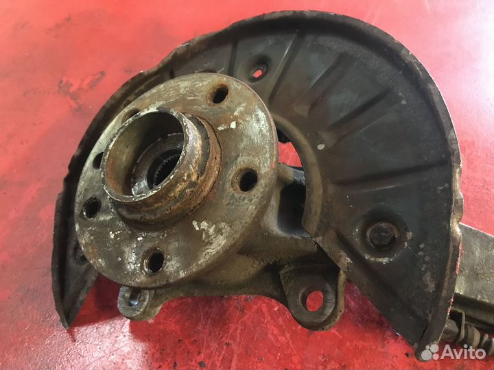 Кулак передний правый Volkswagen Touareg 7L