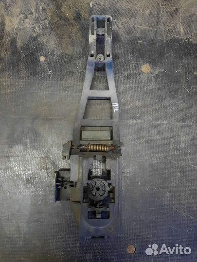 Кронштейн передней левой ручки Ford Focus 2