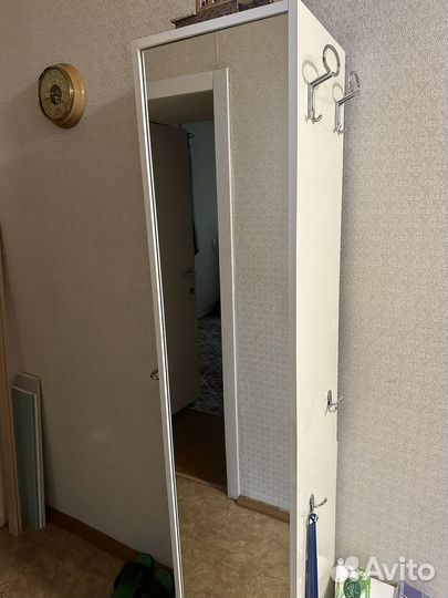Зеркало и шкаф