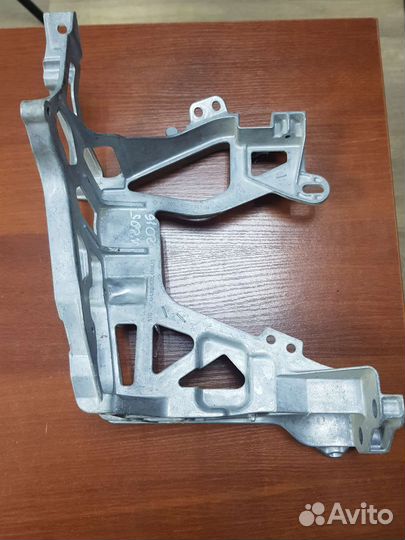 Кронштейн фары передний лев Mercedes-Benz C-Class