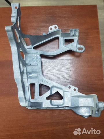 Кронштейн фары передний лев Mercedes-Benz C-Class