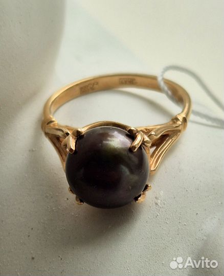 Золотое кольцо с черной жемчужиной, 585
