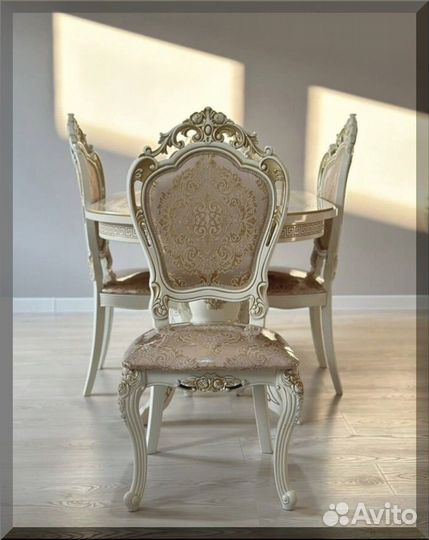 Стол и стулья