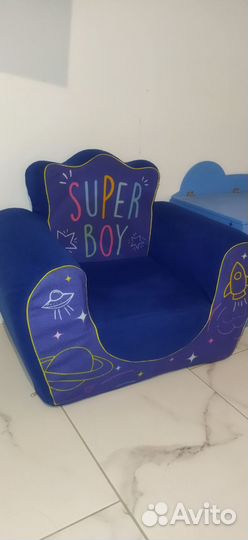 Комод и кресло