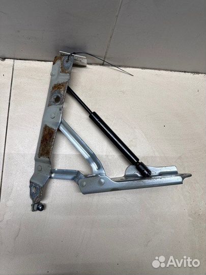 Петля багажника правая Dodge Stratus 2 седан EDZ