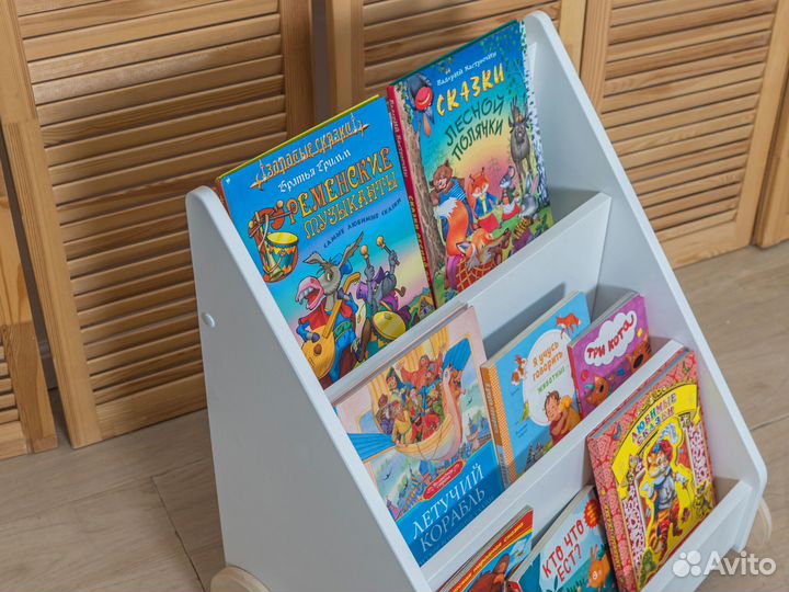 Детская полка Монтессори на колёсах