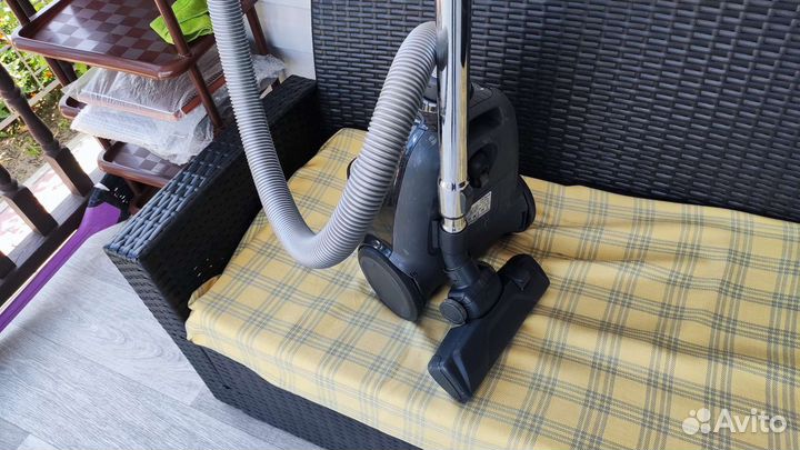 Пылесос Electrolux 2000вт с контейнером для пыли
