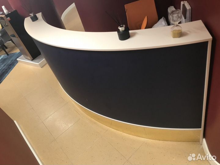 Ресепшен золото, ресепшн по фасаду цветной пластик