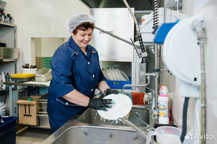 Мойщица посуды